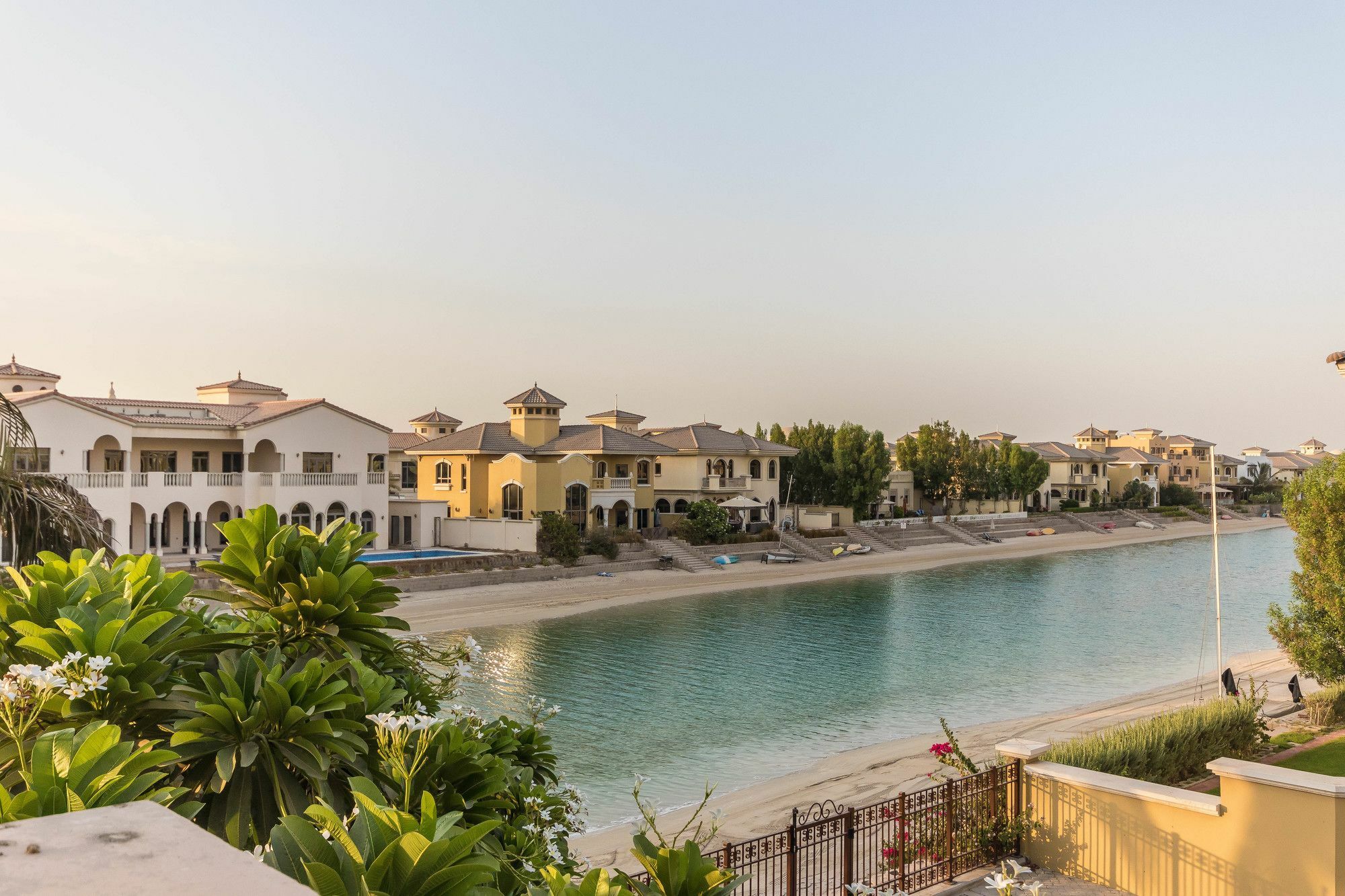 Yanjoon Holiday Homes - Palm Jumeirah Frond A Villas Dubai Buitenkant foto