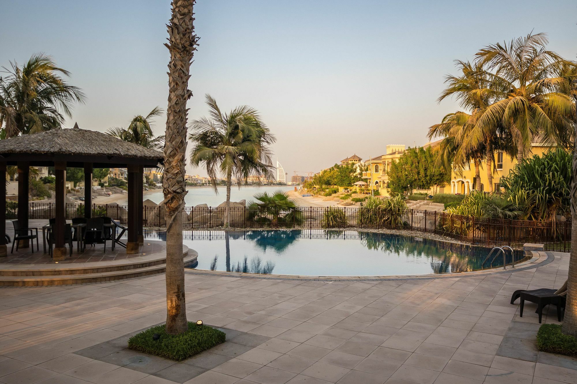 Yanjoon Holiday Homes - Palm Jumeirah Frond A Villas Dubai Buitenkant foto