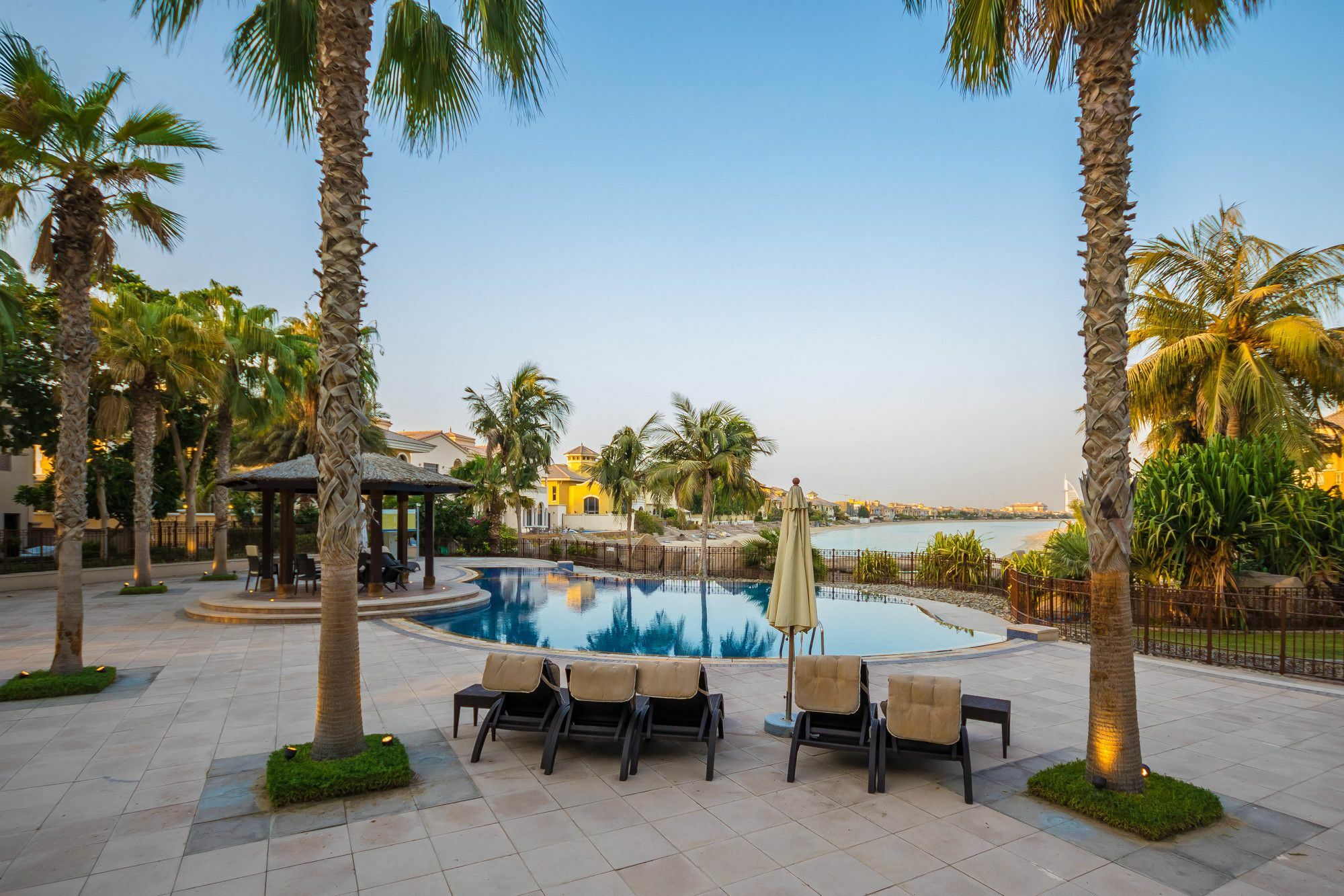 Yanjoon Holiday Homes - Palm Jumeirah Frond A Villas Dubai Buitenkant foto